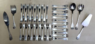 plusieurs fourchettes et cuillères disposées sur une table