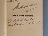 un livre ouvert avec une écriture manuscrite posé sur une table