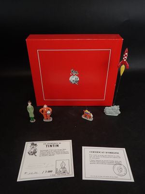 une boîte rouge contenant quelques petites figurines