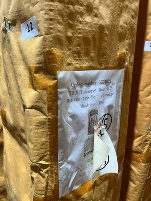 un bout de papier collé avec du ruban adhésif sur le côté d'un meuble