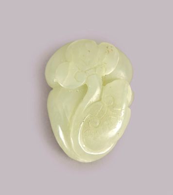 PETIT PENDENTIF en jade céladon figurant une plante aquatiqu…