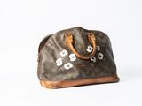 un sac Louis Vuitton orné de fleurs