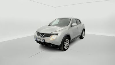 La Nissan Juke est garée dans une pièce blanche sur fond blanc.