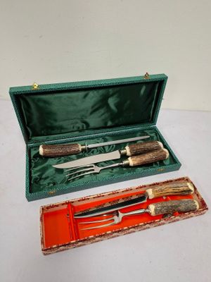 deux couteaux et un porte-couteaux dans un étui