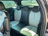 l'intérieur d'une voiture comportant deux rangées de sièges