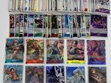 beaucoup de cartes sur la table avec beaucoup d'entre eux