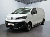 La camionnette blanche est garée dans la grande salle du bâtiment.