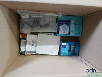 une boîte qui contient beaucoup d'objets