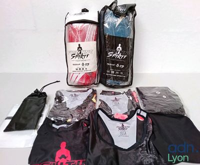 Lot d'équipements pour sports de combat : contient 2 paires …