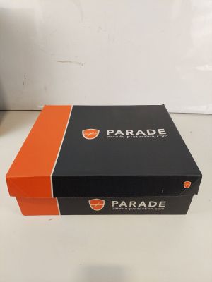 un gros plan sur une paire de baskets orange et noires