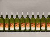 six bouteilles de vin sont alignées sur une table