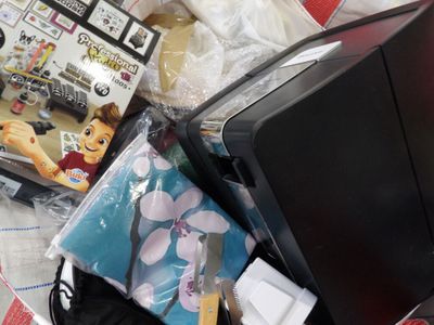 un téléviseur posé sur une table, à côté d'autres objets