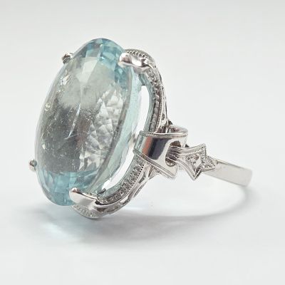une bague ovale sertie d'une aigue-marine et de diamants, en or blanc 18 carats