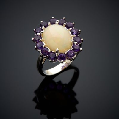 une bague en oplite blanche et en amethorate, sertie d'amethorate et d'amethorate