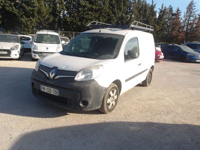 une camionnette blanche garée dans un parking