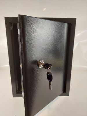 une porte dans laquelle se trouve un trousseau de clés