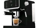 une image d'une machine à café noire avec une tasse de café