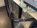 une image d'une cuisine avec un réfrigérateur et un comptoir