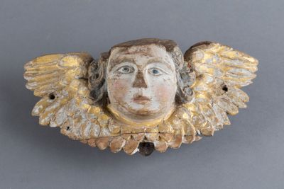 une petite statue représentant un ange avec des ailes sur la tête