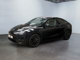 La Tesla Model X noire est garée dans une pièce blanche