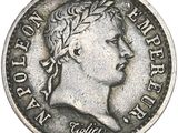 une pièce d'argent portant une tête de femme