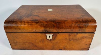 Ecritoire en ronce de noyer et nacre.