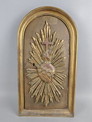 plaque en laiton représentant le Sacré-Cœur de Jésus sur fond blanc