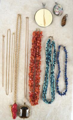 de nombreux colliers et bracelets différents disposés sur une table