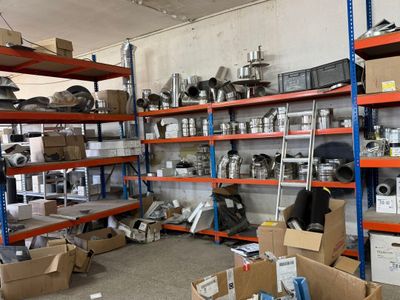 beaucoup de boîtes et de cartons sur les étagères de la pièce