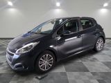 la voiture grise est garée sur un sol en damier dans le garage