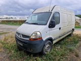 une camionnette blanche garée dans l'herbe
