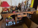 une table en bois sur laquelle sont posés de nombreux objets