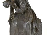 statue d'une femme assise sur une chaise, un livre sur les genoux