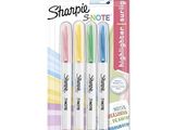 Trois marqueurs Sharpie sont présentés dans un emballage sur fond blanc