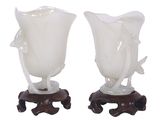 deux vases posés sur un socle en bois