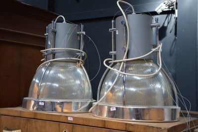 deux lampes posées sur une table en bois