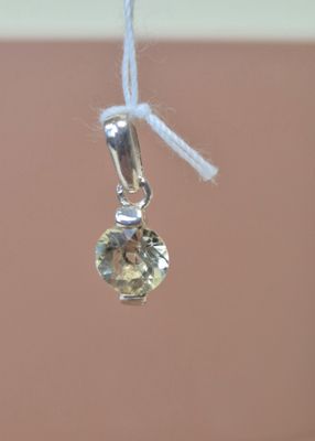 une petite perle en cristal suspendue à un fil