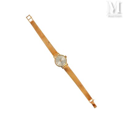 gros plan d'une montre-bracelet sur fond blanc