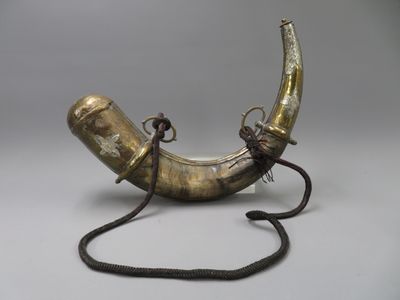 Grande poire à poudre en corne et métal, avec ficelle. Longueur 38 cm - Photo 1