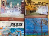 plusieurs livres sont empilés sur une table