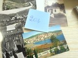 une table avec un tas de vieilles photos dessus