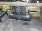 une image d'un petit compresseur d'air dans un garage