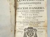 un vieux livre portant une étiquette, posé sur une table