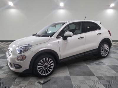 Le SUV Fiat blanc est garé sur un sol en carrelage à damier.