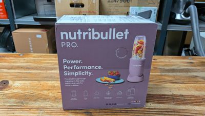 une boîte sur laquelle est représenté un mixeur, posée sur une table