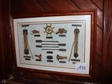 une photo d'une photo encadrée représentant des outils de marine