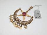 un gros plan sur un collier orné d'une étoile et d'une étiquette de prix