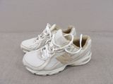 un gros plan sur une paire de chaussures posées par terre