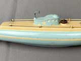 un bateau miniature fixé au mur