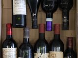 plusieurs bouteilles de vin dans une caisse sur la table